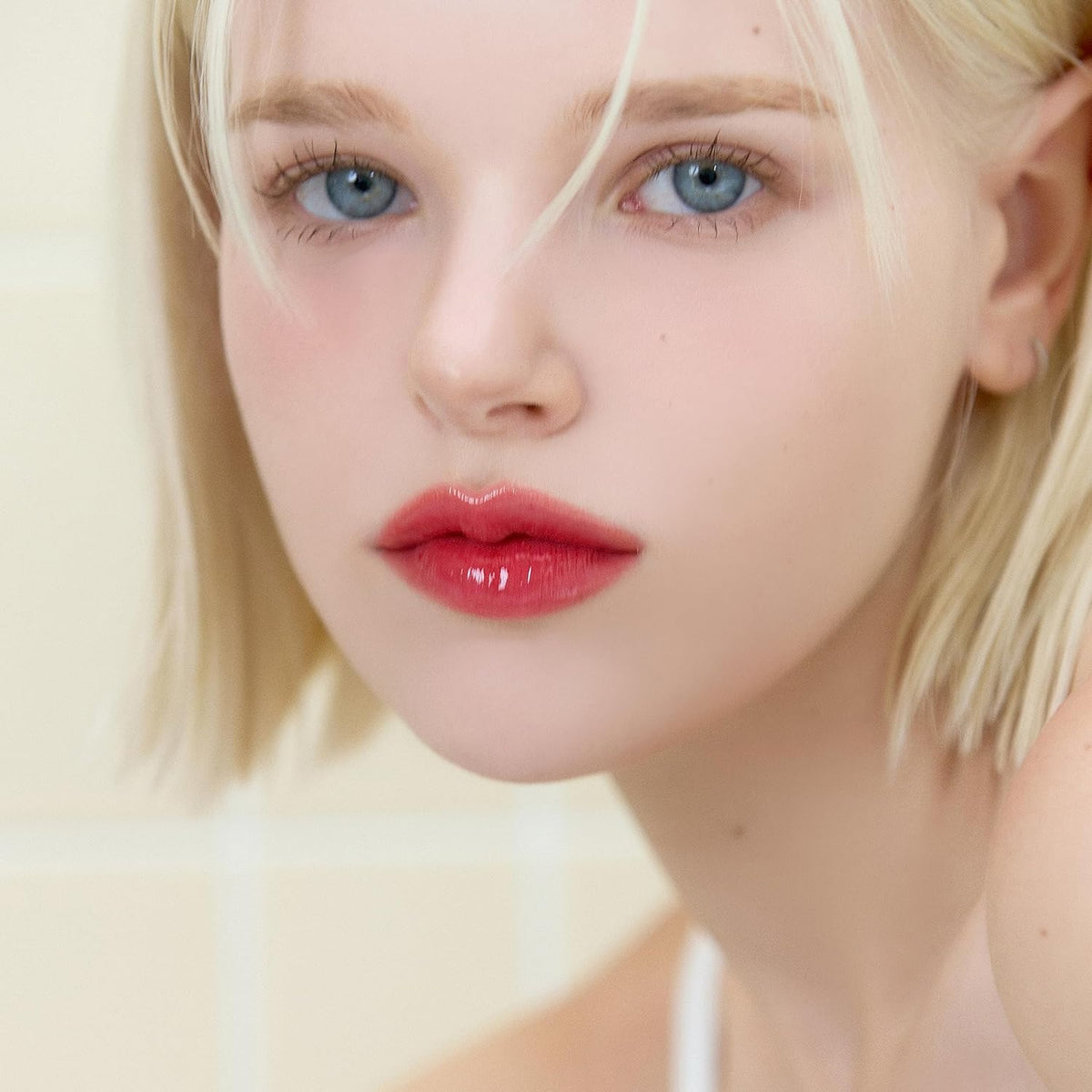 Adds a radiant, luminous glow to enhance your complexion to your lips