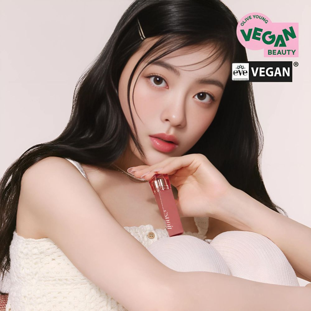 This lip tint offers an ultra-glossy finish that delivers vibrant, buildable color in one smooth swipe.