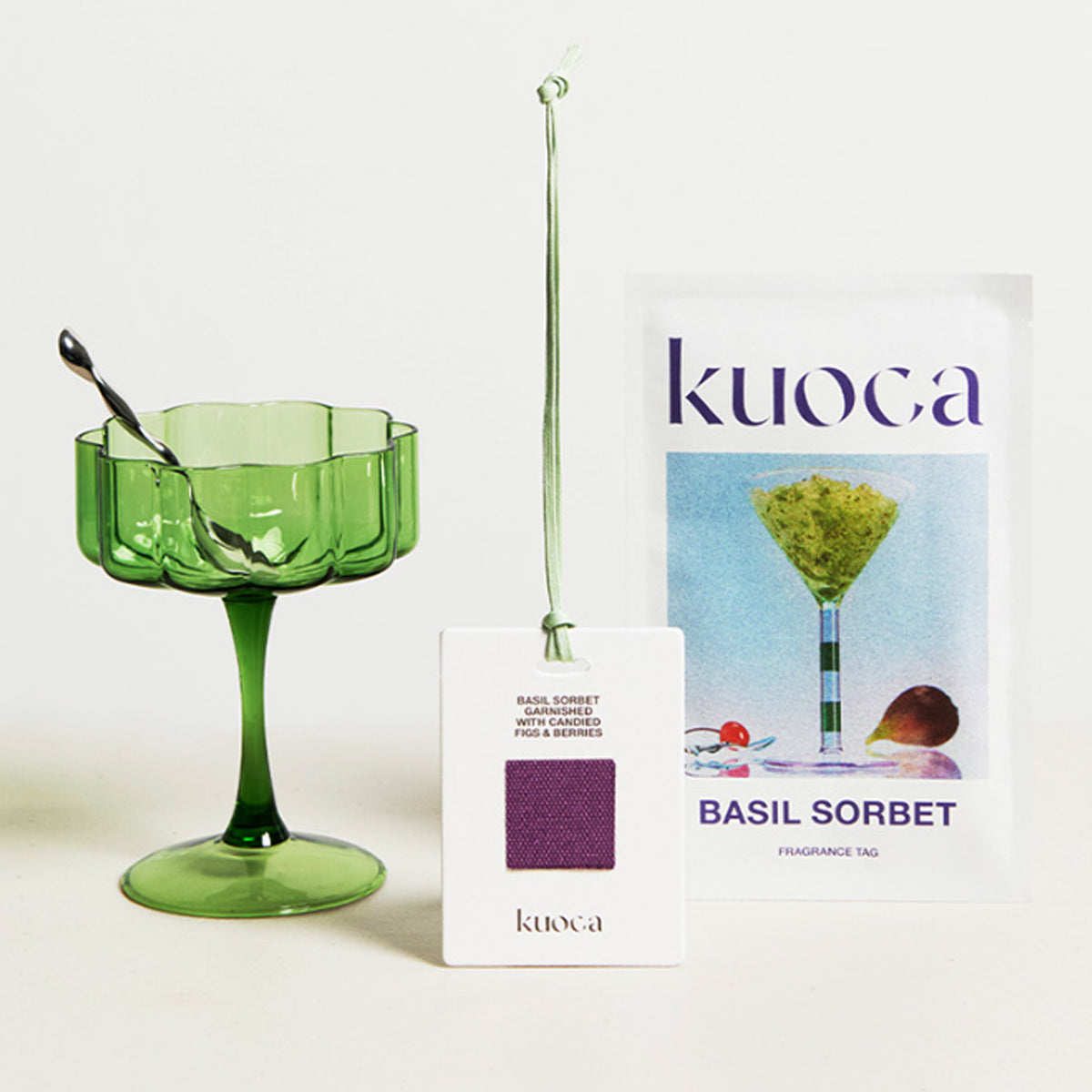 Kuoca Basil Sorbet adornado con higos y bayas confitadas