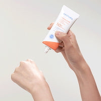 Forms a protective barrier on the skin to lock in moisture and prevent dehydration throughout the day.