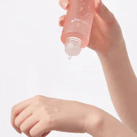 Provides moisture to the skin, balancing hydration levels.