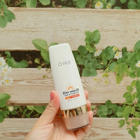 Provides strong protection against both UVA and UVB rays, preventing sunburn and skin damage.