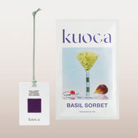 Kuoca Basil Sorbet adornado con higos y bayas confitadas
